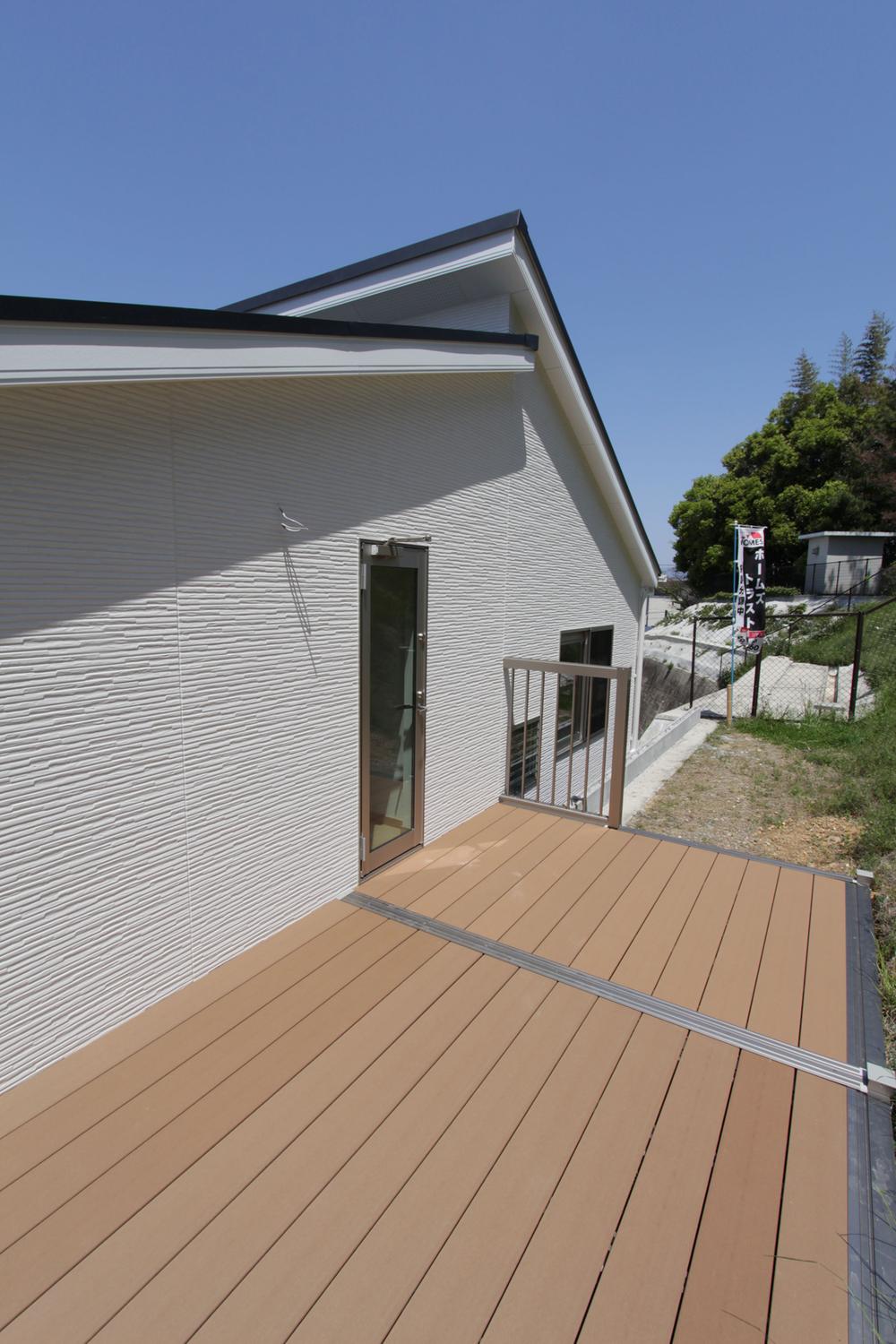 Local appearance photo. Space wood deck is to feel the nature surrounded by green located on the second floor. 