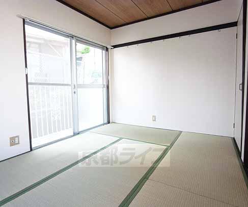 Living and room. Is a Japanese-style room.