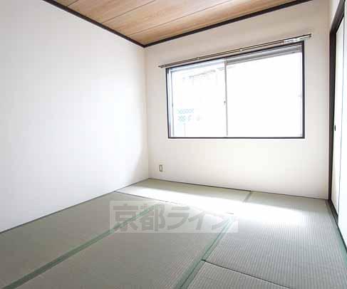 Living and room. Is a Japanese-style room.