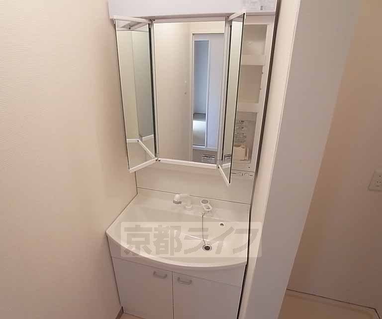 Other Equipment. It is an independent wash basin of triple mirror.