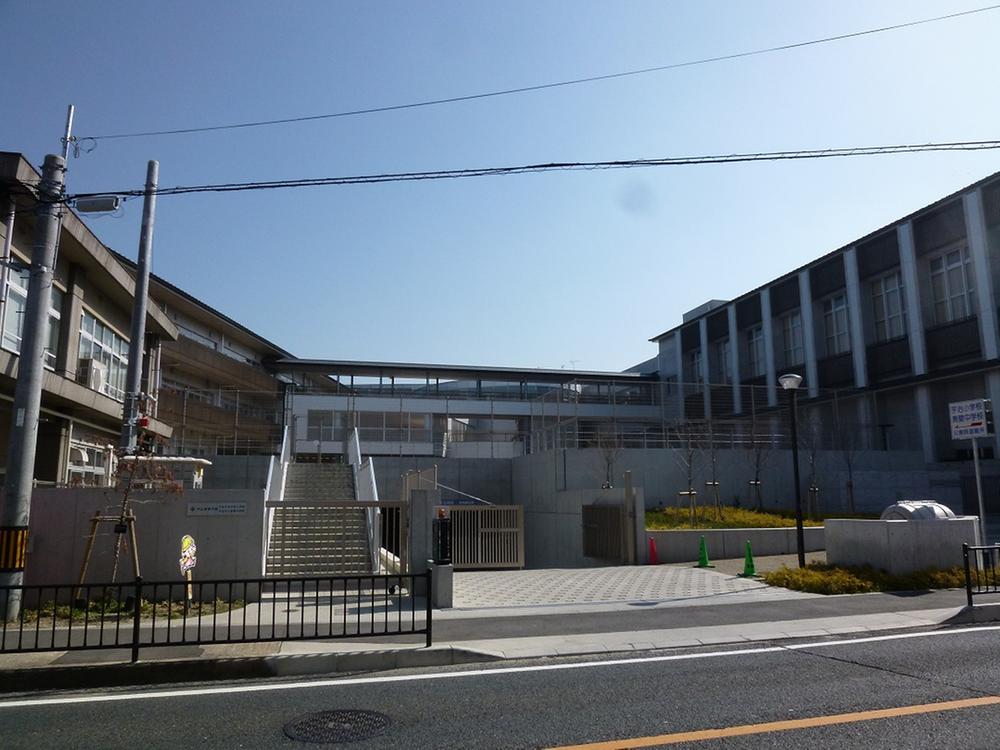 Primary school. Uji Municipal Uji to elementary school 1267m