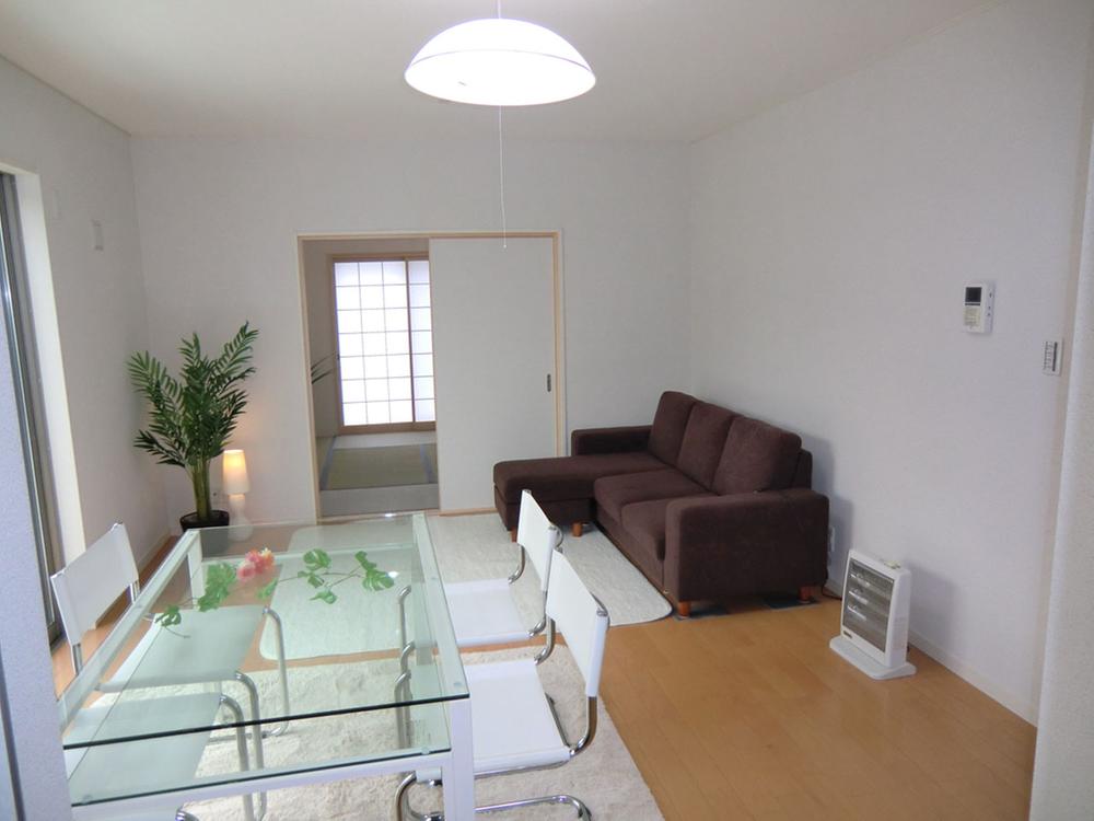 Same specifications photo (kitchen). Same specifications photos (living) Spacious is 14.25 Pledge and the Japanese-style room 6 quires connection between