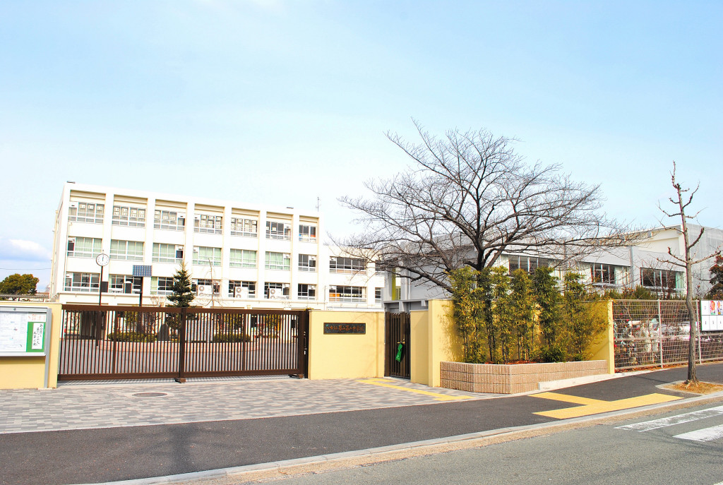 Junior high school. 1512m to Yawata Municipal Otokoyama second junior high school (junior high school)
