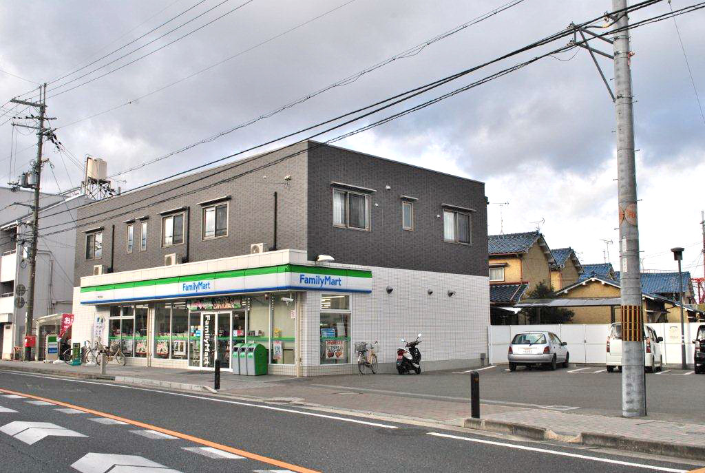 Convenience store. FamilyMart Yawatasenzoku store up (convenience store) 366m