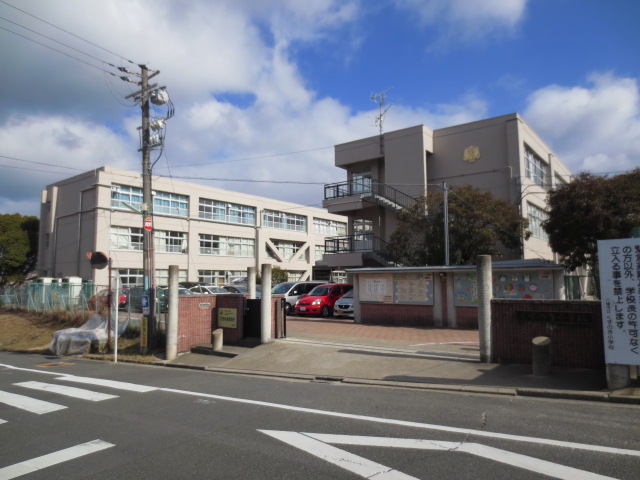 Primary school. 261m to Yahata Municipal Kusunoki elementary school (elementary school)