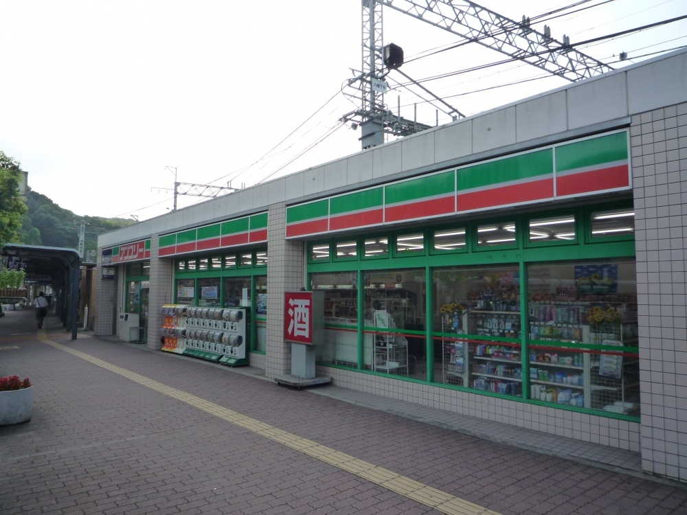 Convenience store. Ansuri Yahata store up (convenience store) 949m