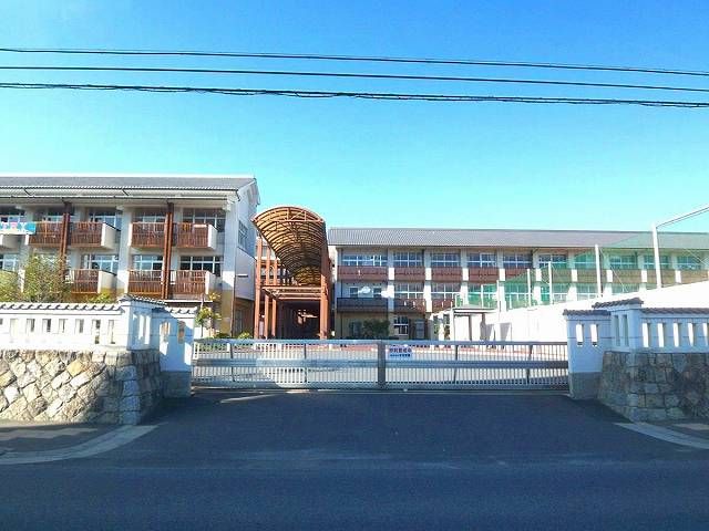 Junior high school. Municipal TakashiHiroshi until junior high school (junior high school) 410m