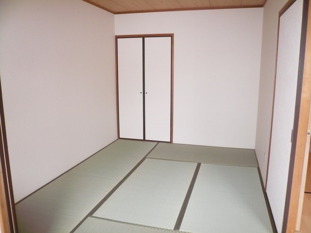 Other room space. LD next to Japanese-style room