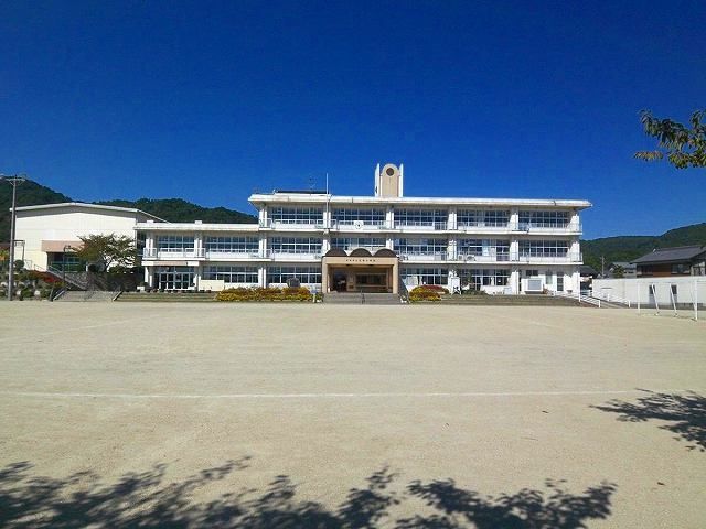 Primary school. 340m up to municipal Mita elementary school (elementary school)