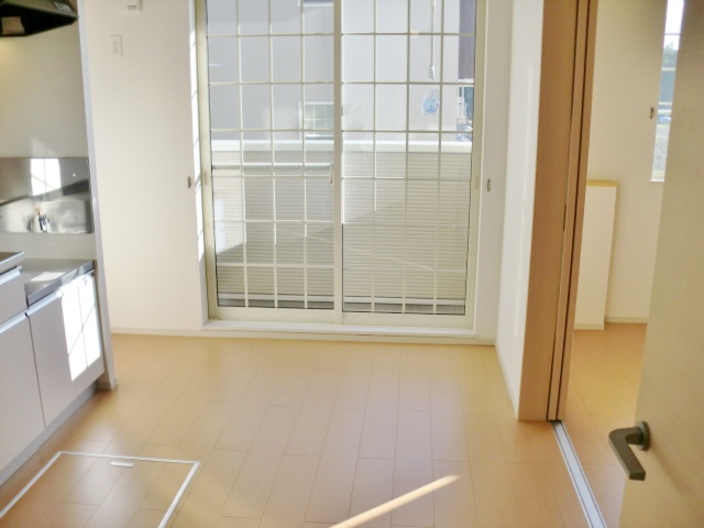 Living and room. South balcony ☆ Company brokerage zero yen