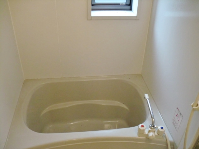 Bath. There is a window in the bath! Brokerage commissions zero!