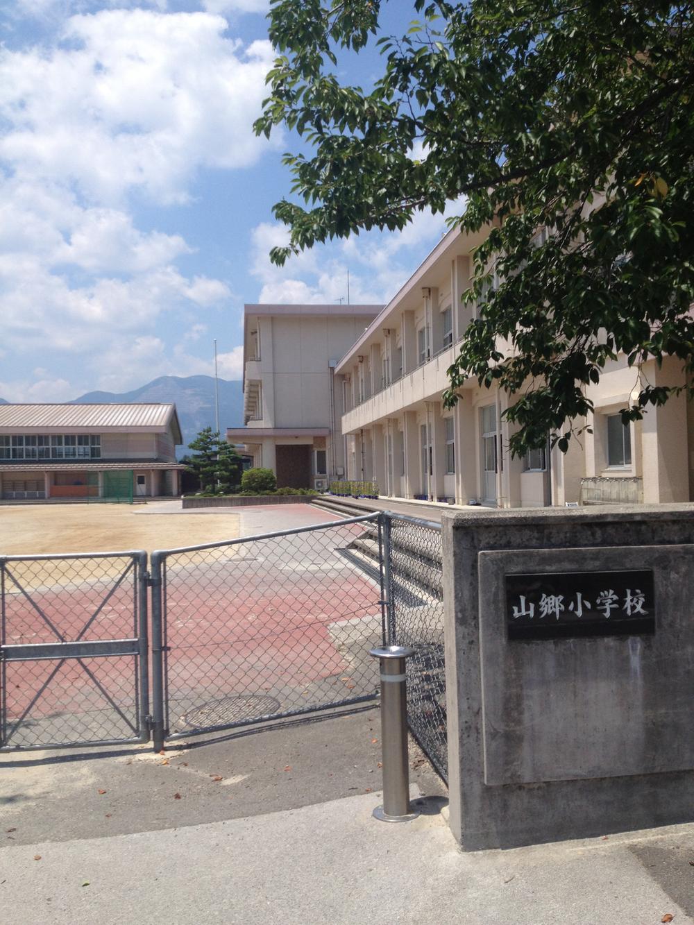 Primary school. 940m to Inabe Tateyama Township Elementary School