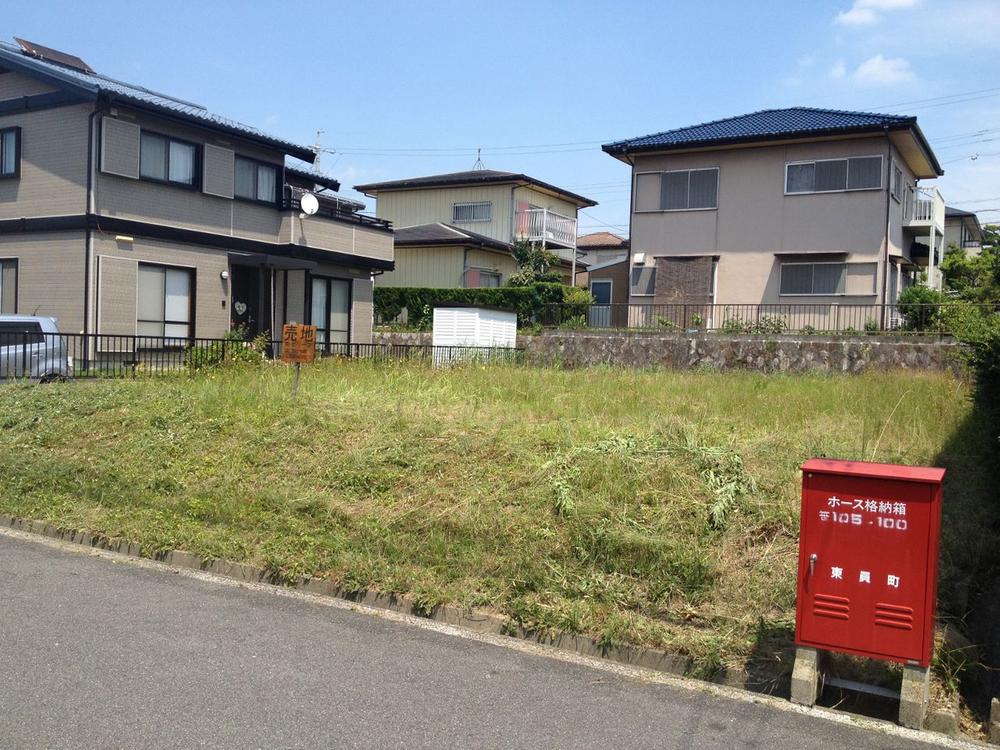 Local land photo. Taking property from the southwest side.  Because there is a outer wall retreat distance 1m or more specified, It streets where the distance between the neighboring house is spacious is formed.  Local (July 2013) Shooting