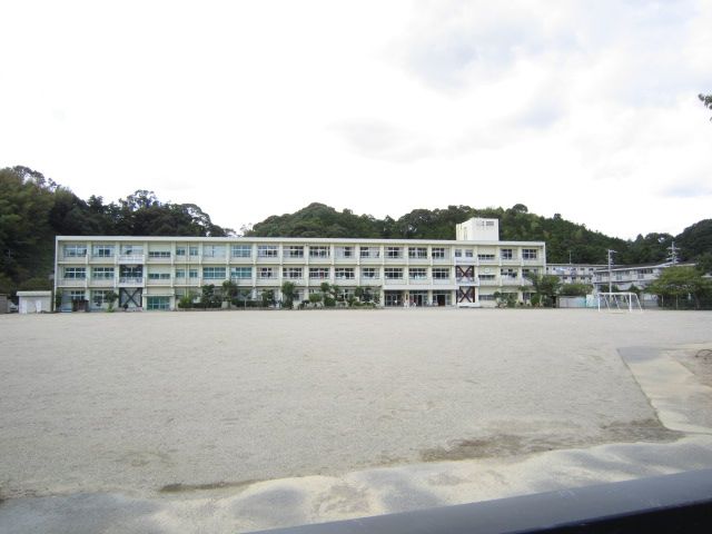 Primary school. Municipal SusumuOsamu up to elementary school (elementary school) 560m