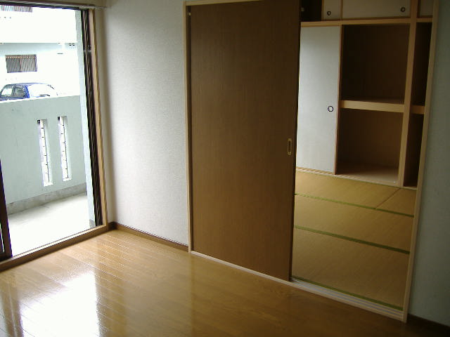 Living and room. Japanese-style room 6 quires ・ Western-style 6 Pledge
