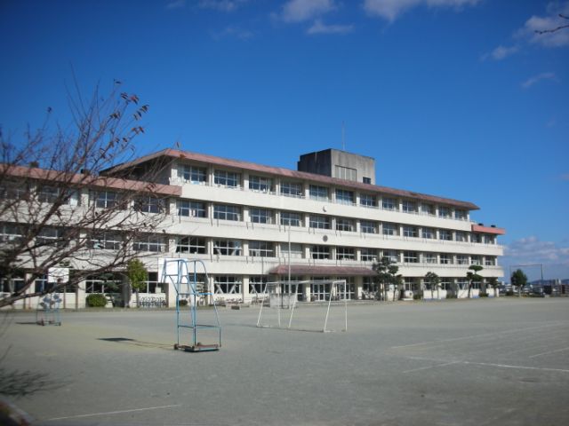 Primary school. Municipal Shirota to elementary school (elementary school) 1100m
