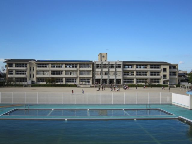Primary school. Municipal Meirin up to elementary school (elementary school) 650m