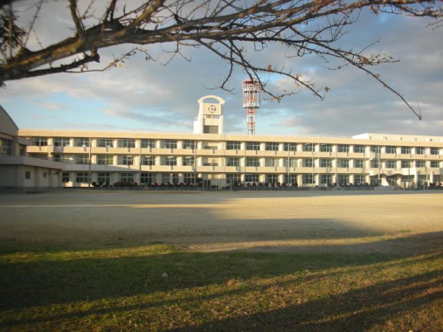 Primary school. Municipal Akeno to elementary school (elementary school) 1900m