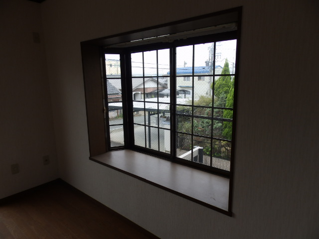 Other room space. Western-style bay window