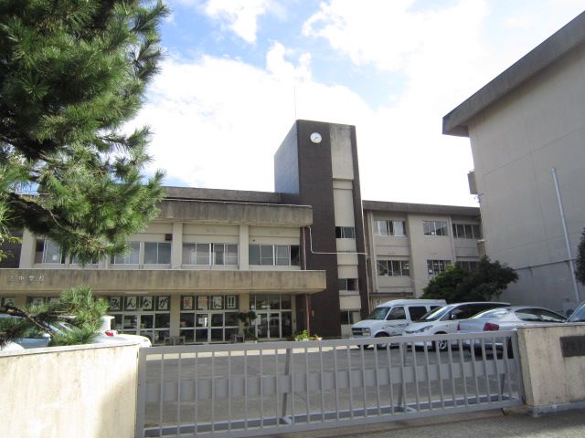 Junior high school. 640m up to municipal harbor middle school (junior high school)