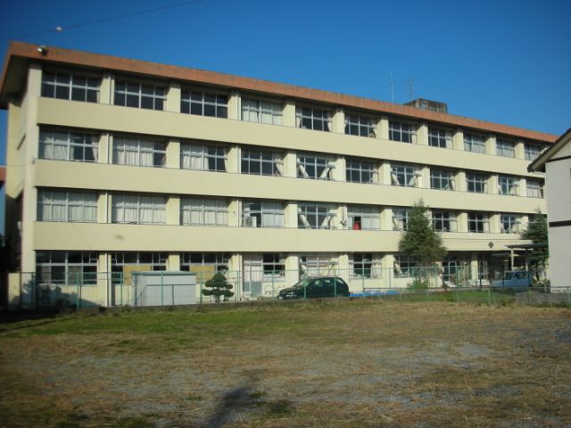 Primary school. 530m up to municipal shrine elementary school (elementary school)