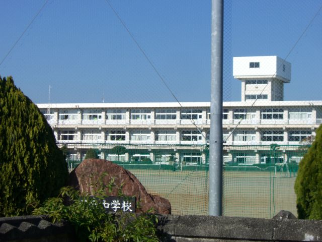 Junior high school. 2300m until the Municipal Welfare junior high school (junior high school)