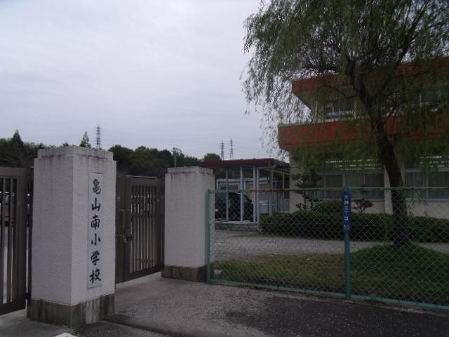 Primary school. 681m to Kameyama City Kameyamaminami elementary school (elementary school)