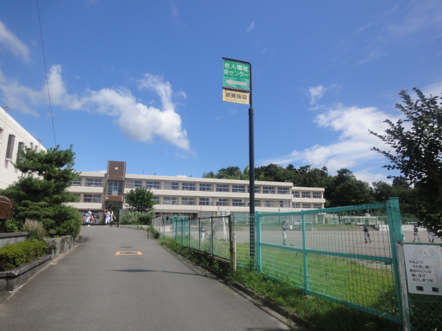 Junior high school. 607m to Kameyama City institutions junior high school (junior high school)