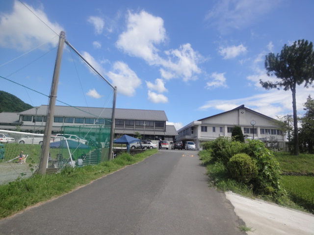 Junior high school. 1242m to Kameyama City institutions junior high school (junior high school)