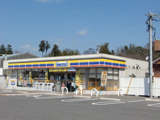 Convenience store. MINISTOP up (convenience store) 870m