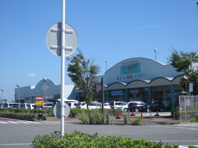 Shopping centre. 680m to Sunny Hill Shopping Center (shopping center)