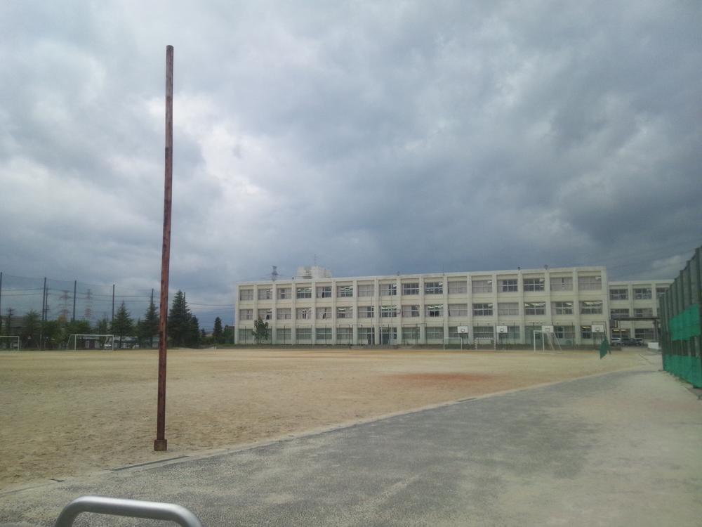 Junior high school. Kuwana until the municipal light Ling Junior High School 898m