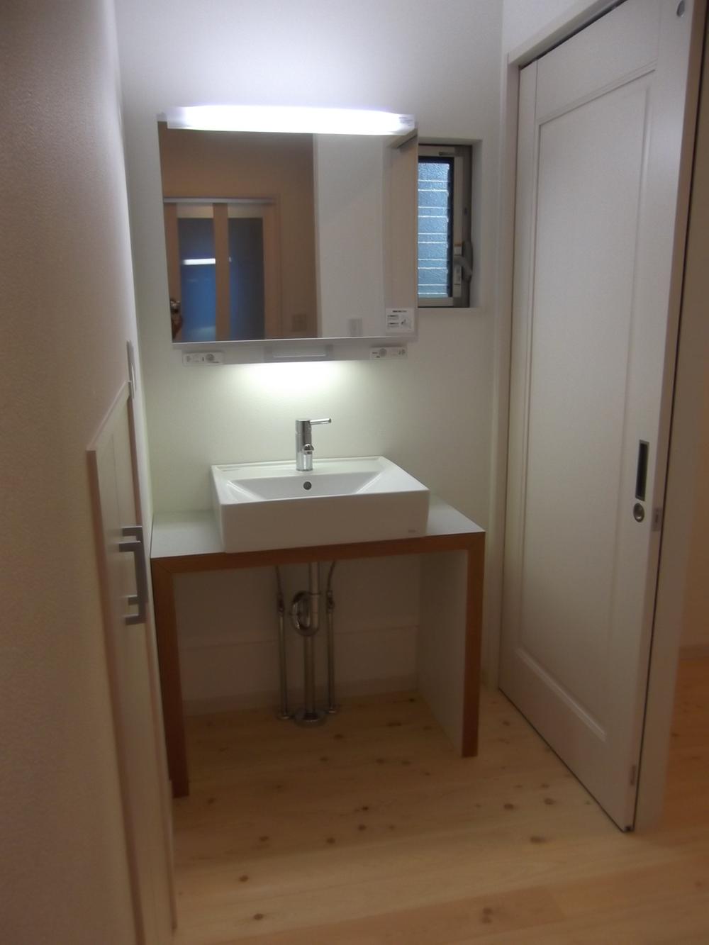 Wash basin, toilet. Indoor (05 May 2013) Shooting