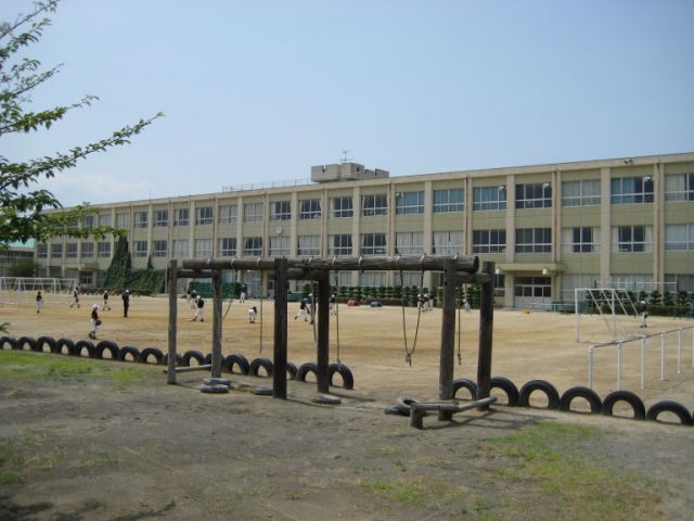 Primary school. 720m up to municipal Oyamada North Elementary School (elementary school)