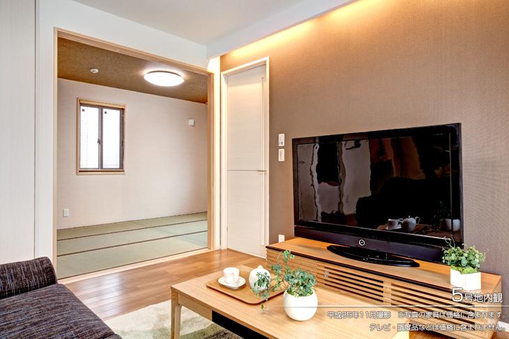 Living.  [No. 5 areas] [Introspection Photo] 2013 November shooting  ※ Furniture of the photos will be included in the price. tv set ・ Such as furniture are not included in the price. 