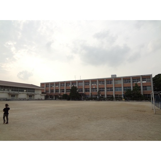 Primary school. Municipal Fujigaoka up to elementary school (elementary school) 1400m