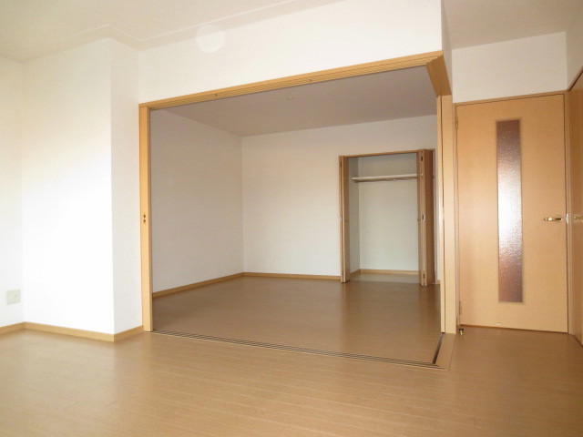 Other room space. Medium Western-style