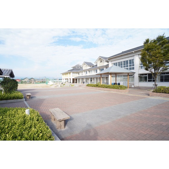 Junior high school. Municipal Nagashima until junior high school (junior high school) 490m