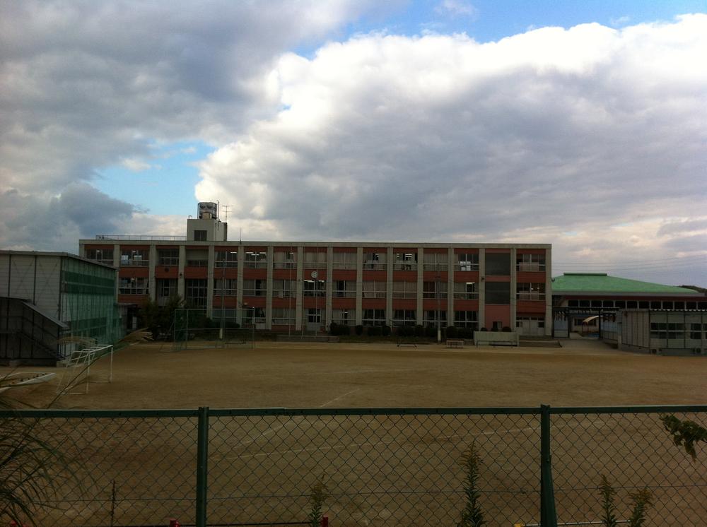 Primary school. Kuwana Univ Yamadahigashi to elementary school 430m