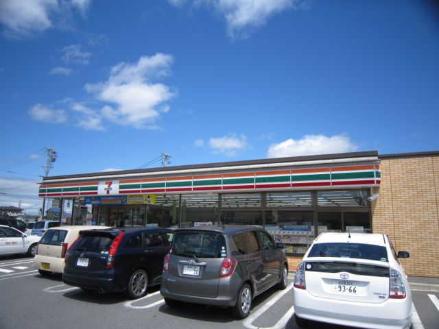 Convenience store. 630m to Seven-Eleven (convenience store)