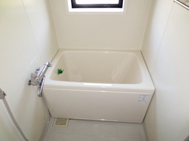 Bath. There is a bus (window ・ Faucet new)