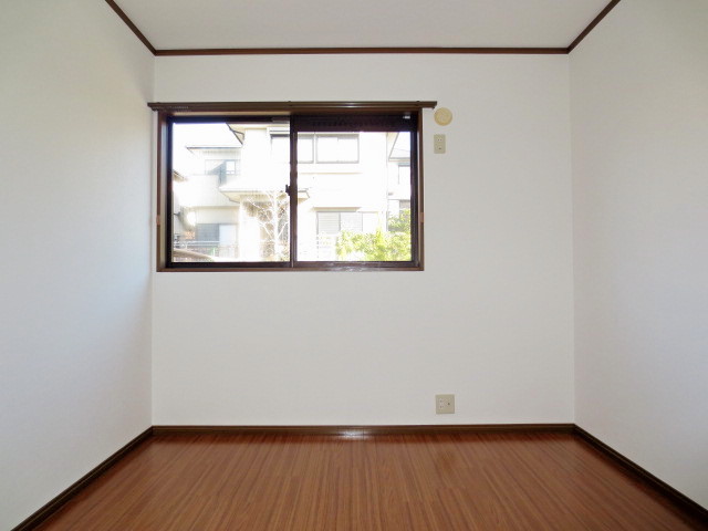 Living and room. East 6 Pledge Western-style