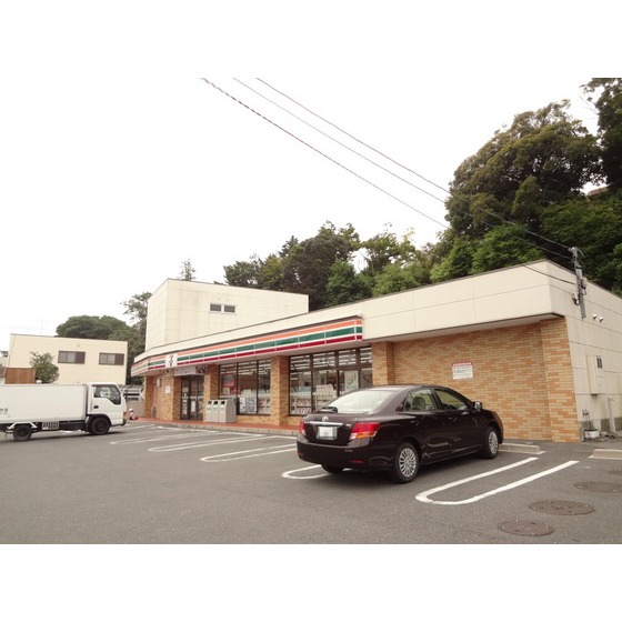 Convenience store. 800m to Seven-Eleven (convenience store)