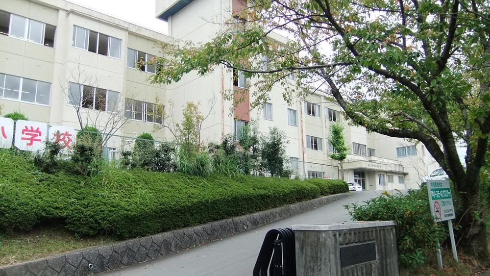 Primary school. 1900m to large Yamadahigashi elementary school