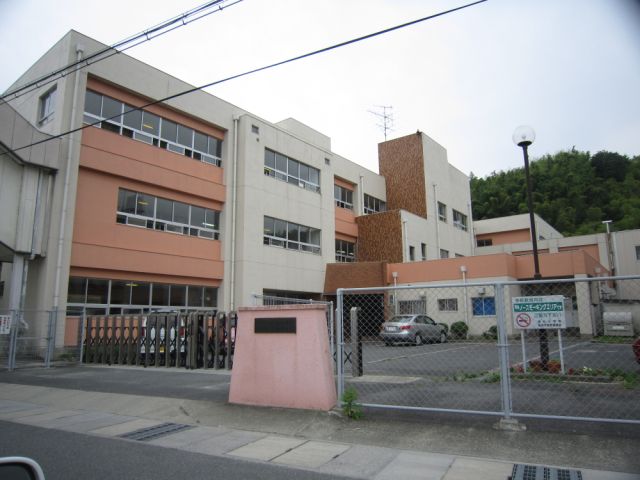 Primary school. Municipal Fukaya until the elementary school (elementary school) 1500m