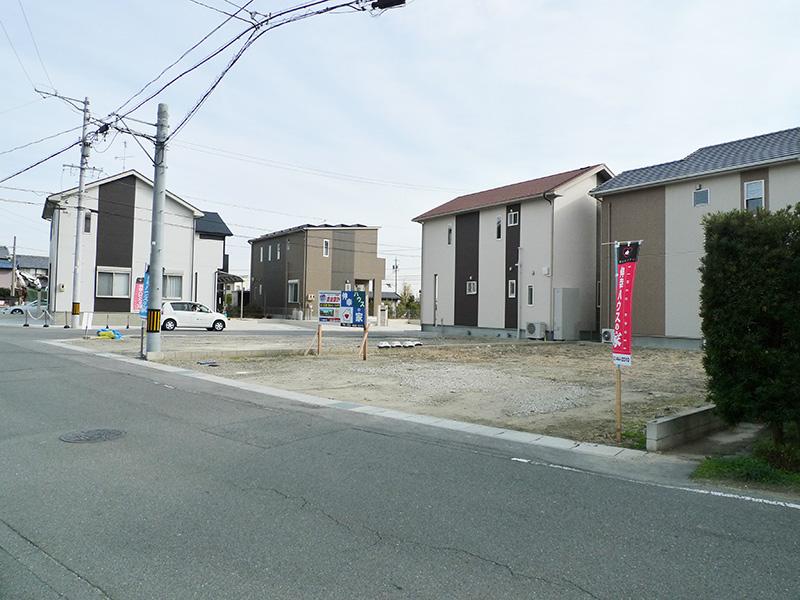 Local photos, including front road. Local (December 09, 2013) Shooting A ・ Overlooking the building B