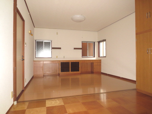 Living and room. 2 Kaikita 12.5 quires Western-style