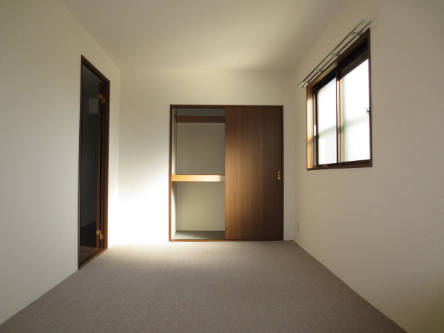 Other room space. Medium Western-style