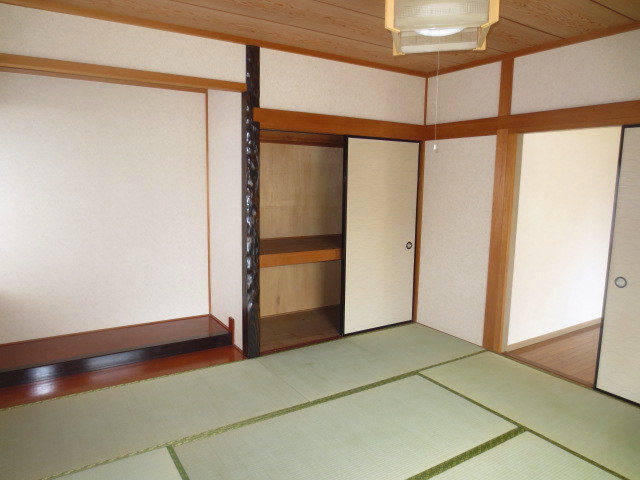 Receipt. First floor Japanese-style closet