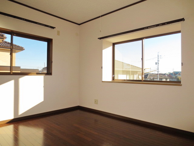 Other room space. Northern room (bay window, With lighting)